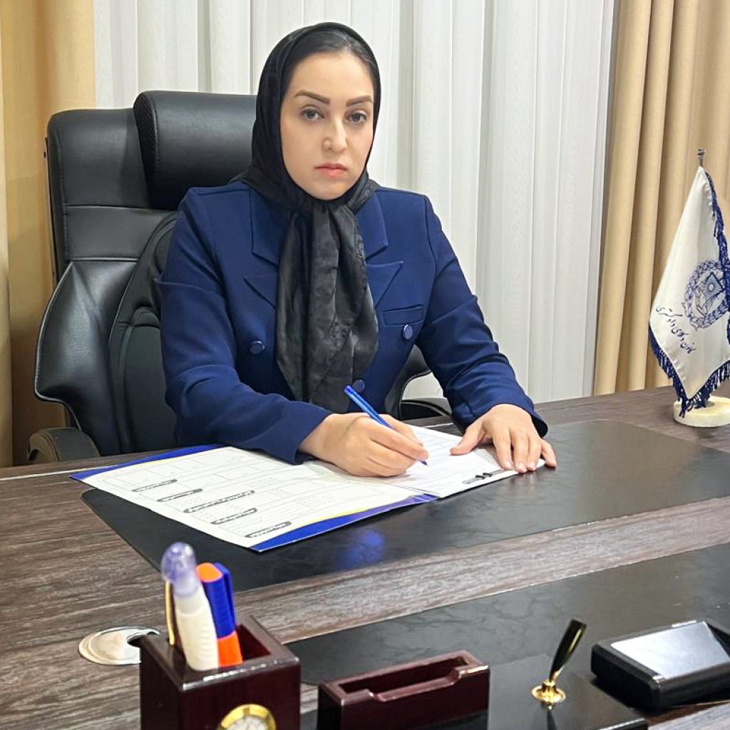 تصویری از خانم دکتر سارا ادیبی سده وکیل پایه یک دادگستری در دفتر وکالت